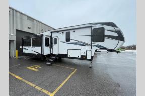 Used 2022 Dutchmen RV Atlas 3172RLKB Photo