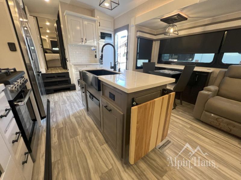 New 2024 Jayco Pinnacle 36SSWS Fifth Wheel at Alpin Haus Middletown, NY 55987