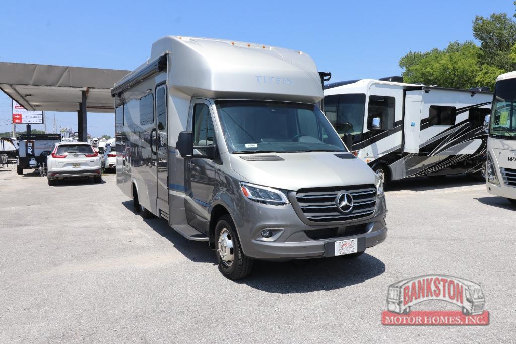 Tiffin Wayfarer RV