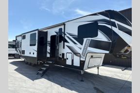 Used 2020 Dutchmen RV Voltage 4195 Photo