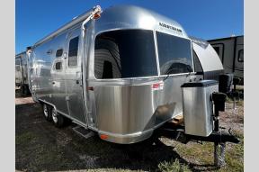 Used 2022 Airstream Flying Cloud 23CB Bunk Photo
