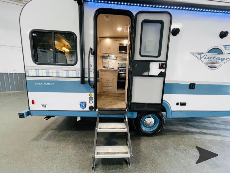 New 2025 Gulf Stream RV Vintage Cruiser 19ERD Travel Trailer