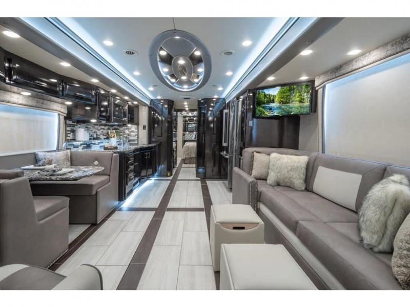 New 2024 Foretravel REALM FS605 LVB with Spa Motor Home Class A ...