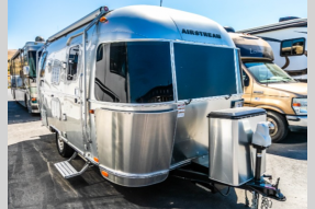 Used 2017 Airstream RV Flying Cloud FLYING CLOUD 19CB Photo