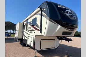 Used 2018 Keystone RV Alpine 3300GR Photo