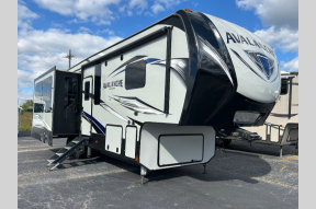 Used 2019 Keystone RV Avalanche 321RS Photo