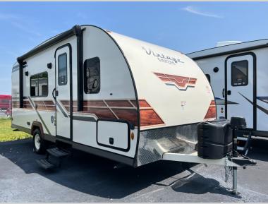 Vintage Cruiser 19RBS Exterior