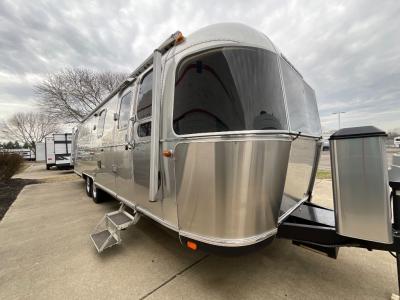 2017 Airstream Classic 30FQB Exterior