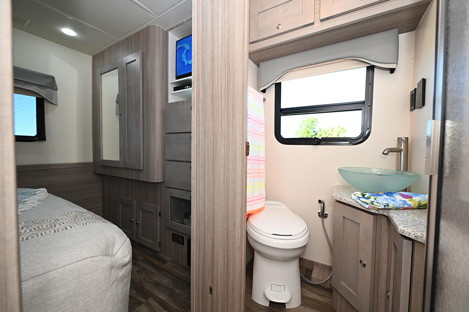 Platinum 272XL - Bathroom + Bedroom