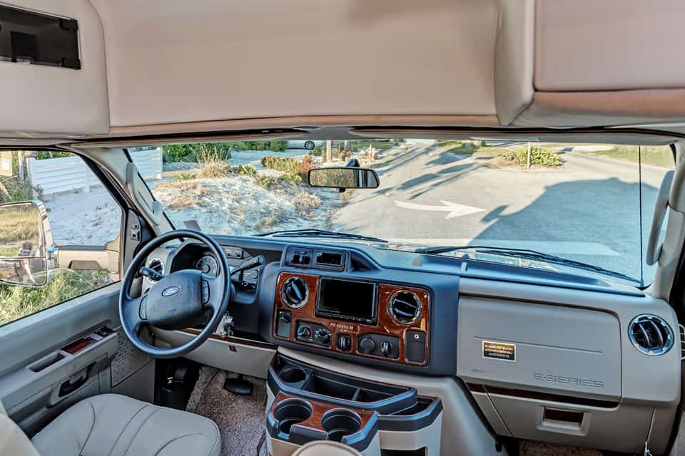 Platinum 261XL Interior Dash View