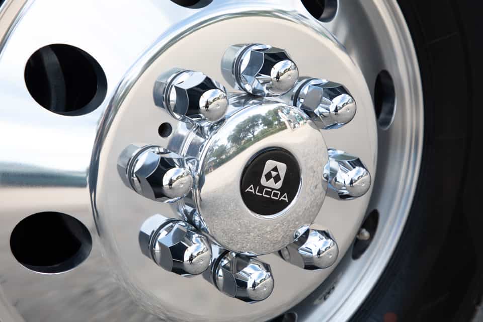 Platinum 271XL Exterior Alcoa Wheel Closeup