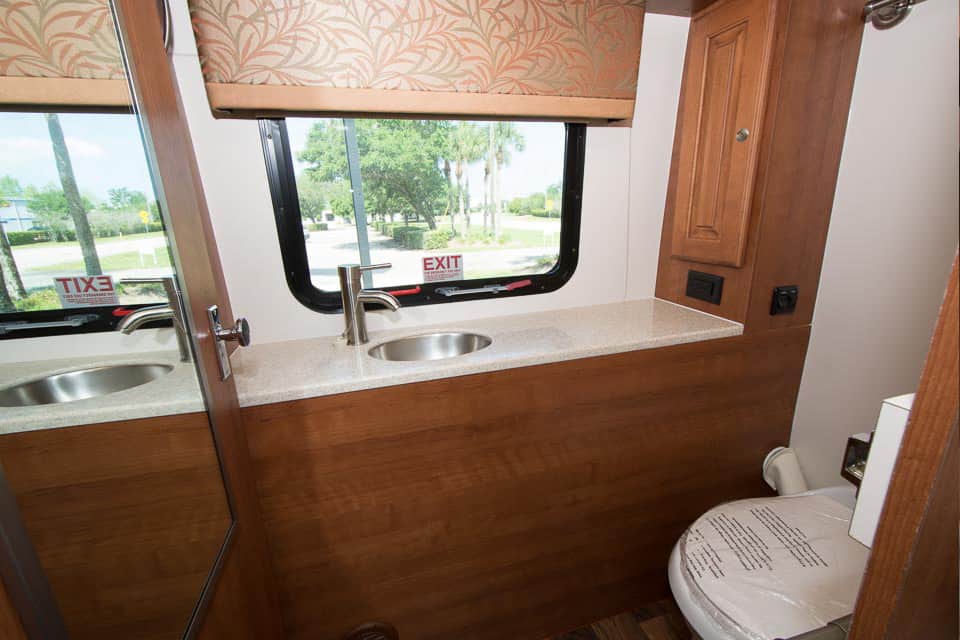 Platinum II 241XL Interior Bathroom