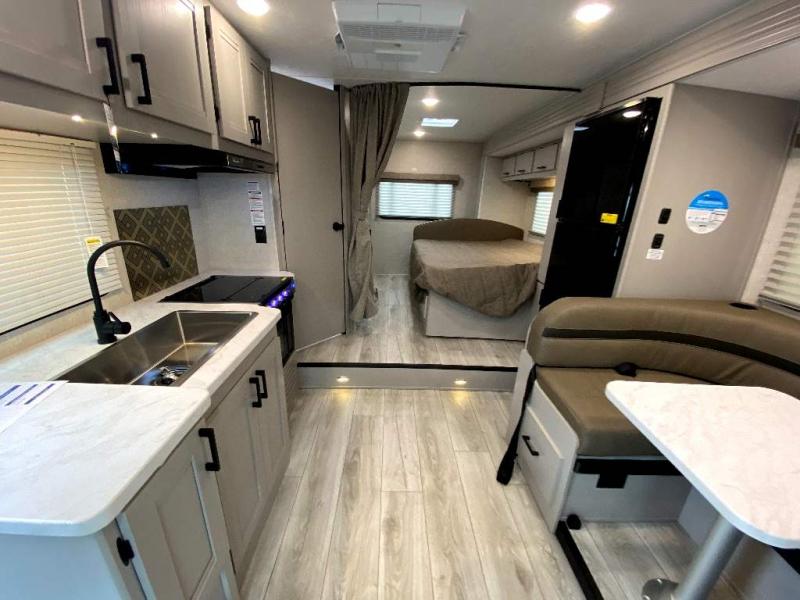 New 2024 Coachmen RV Freelander 23FS Chevy 3500 Motor Home Class C at ...