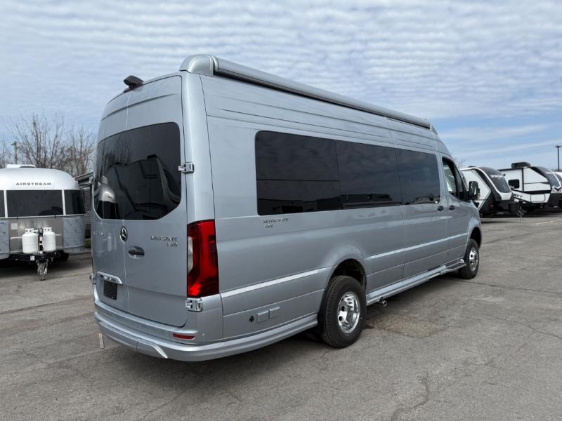 2025 Mercedes Benz Sprinter 3500 photo 4