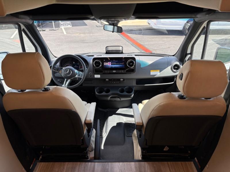 2025 Mercedes Benz Sprinter 4500 photo 3