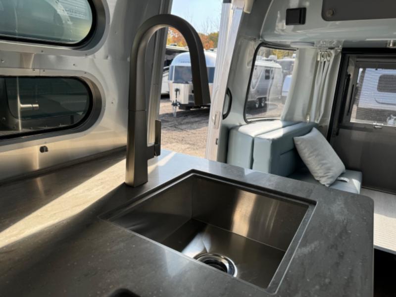 2025 Airstream International photo 13