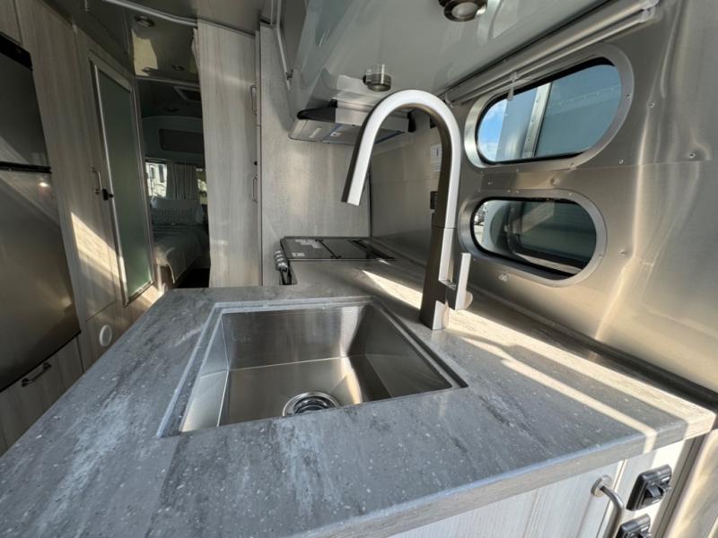 2025 Airstream International photo 14