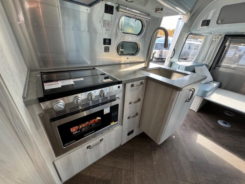 2025 Airstream International photo 12
