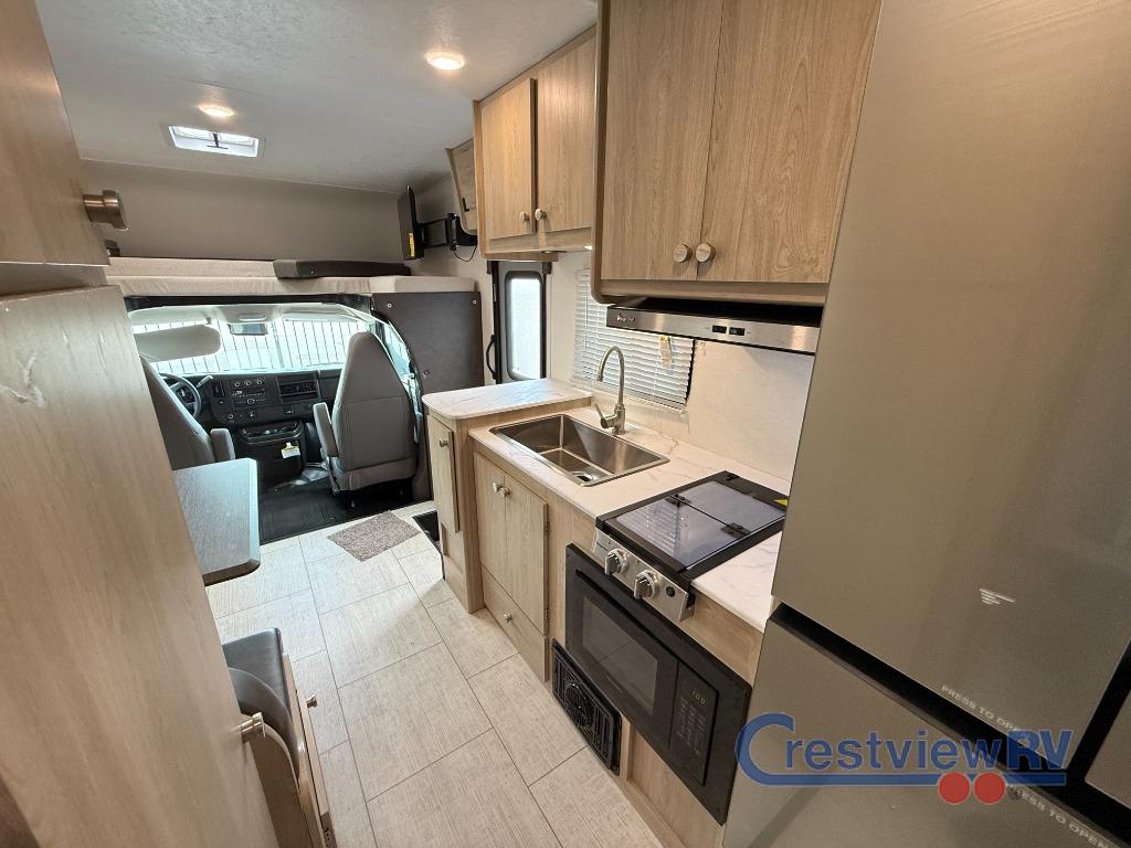 2025 Chevrolet Express 3500 Cutaway photo 3