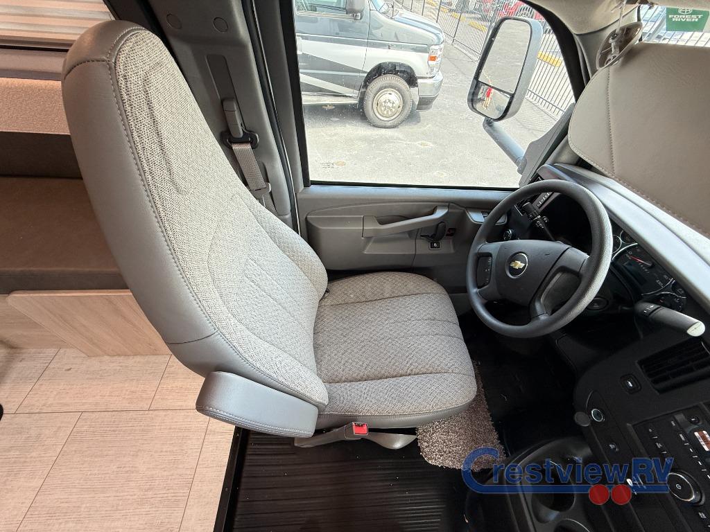 2025 Chevrolet Express 3500 Cutaway photo 4