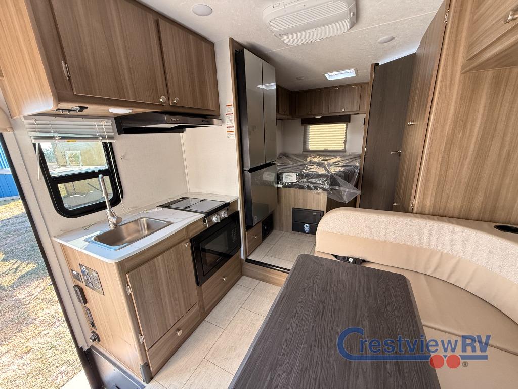 2025 Chevrolet Express 3500 Cutaway photo 3