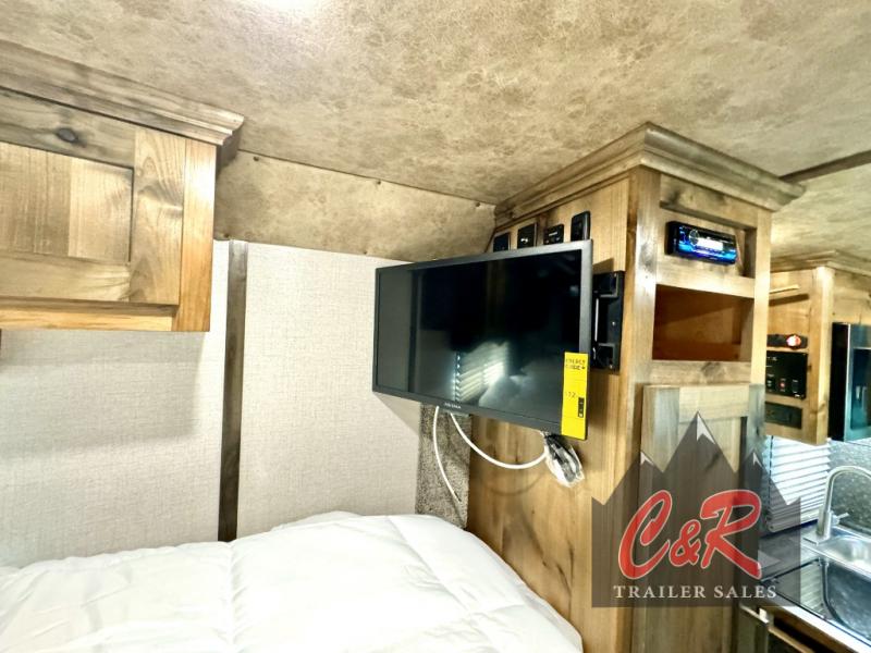 2025 Trails West classic 3 horse living quarters