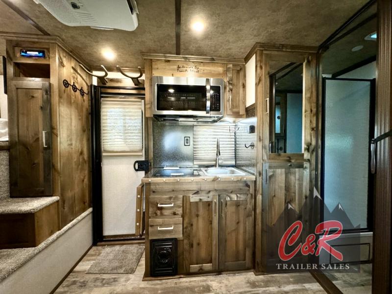 2025 Trails West classic 3 horse living quarters