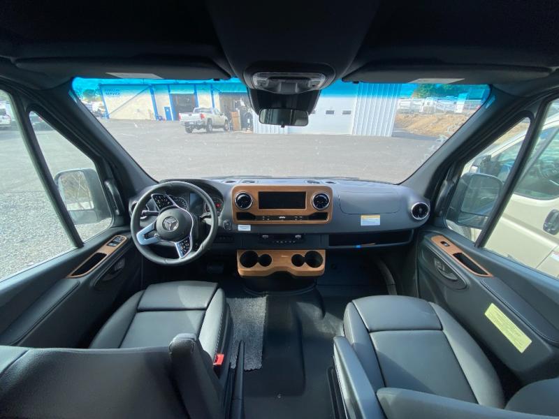 2025 Revel/44E/2025 image-31