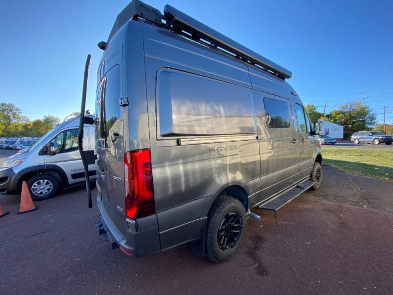 2025 Revel/44E/2025 image-13