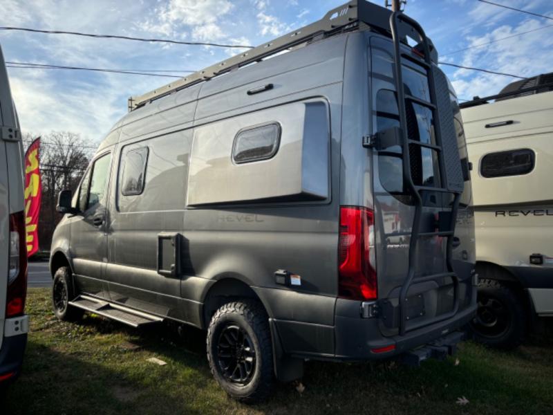 2025 Revel/44E/2025 image-6