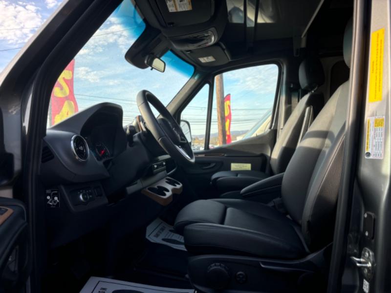 2025 Revel/44E/2025 image-15