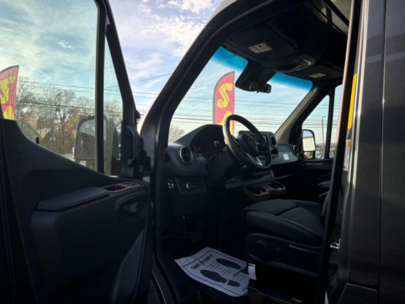 2025 Revel/44E/2025 image-14