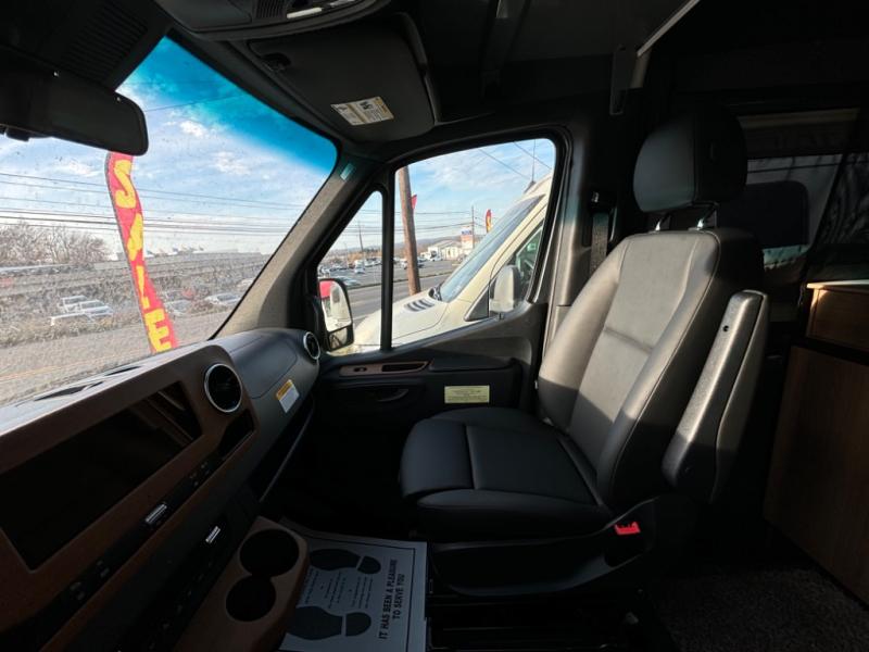 2025 Revel/44E/2025 image-18