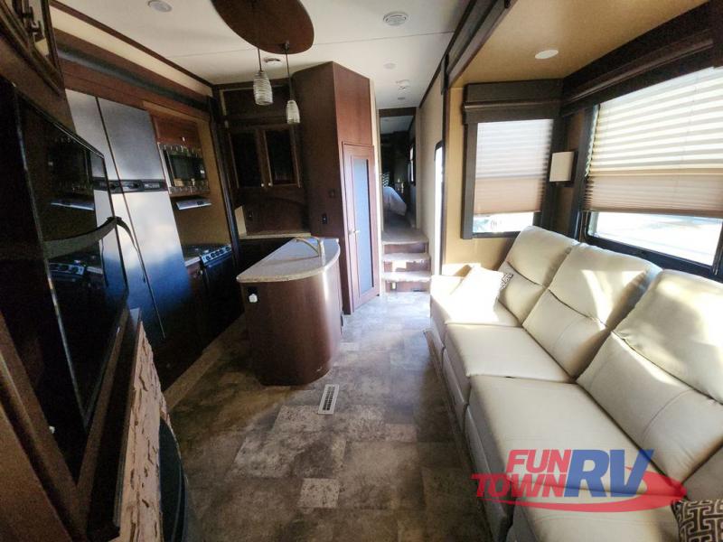 2016 Dutchmen RV voltage v3605