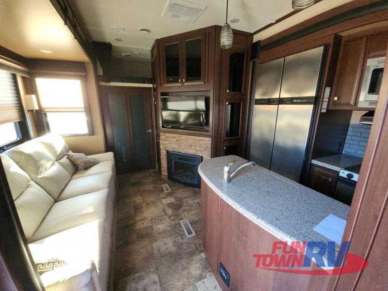 2016 Dutchmen RV voltage v3605