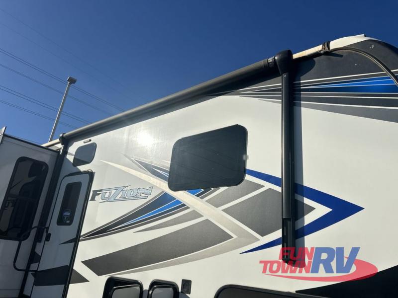 RV listing image
