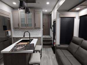 Momentum M-Class 381MS Photo