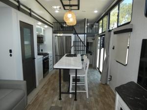 Hampton 390PVL Photo