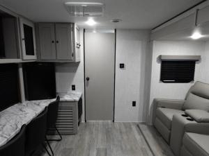 Apex Ultra-Lite 242BARV Photo