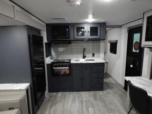 Apex Ultra-Lite 242BARV Photo