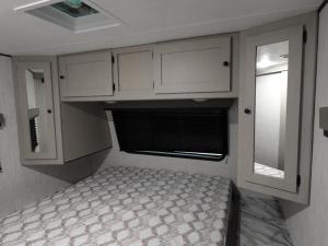 Apex Ultra-Lite 242BARV Photo