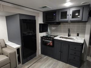 Apex Ultra-Lite 242BARV Photo