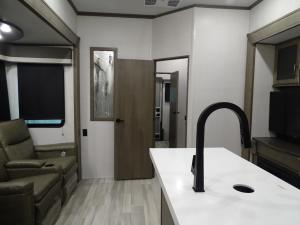 Solitude S-Class 3950BH-R Photo