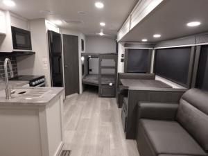 Cougar Half-Ton 28BHS Photo