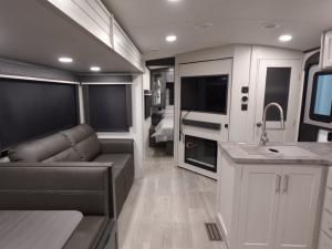 Cougar Half-Ton 28BHS Photo