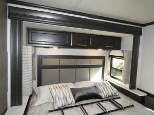 Bounder 33C Photo