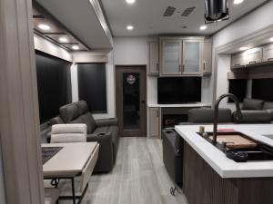Momentum M-Class 395MS Photo