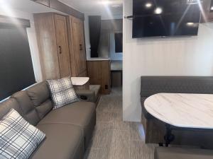 Freedom Express Ultra Lite 246RKS Photo