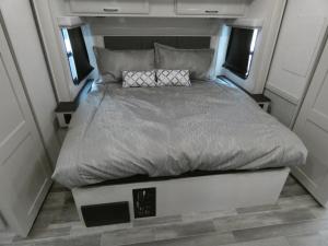 Admiral 32N Photo
