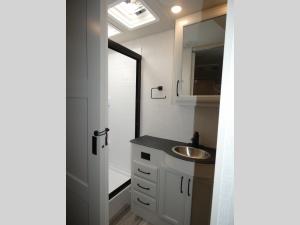 Admiral 32N Photo